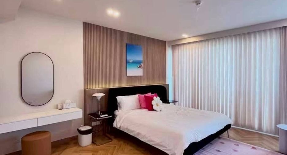 For rent 3 bedrooms condo in Yan Nawa, Bangkok