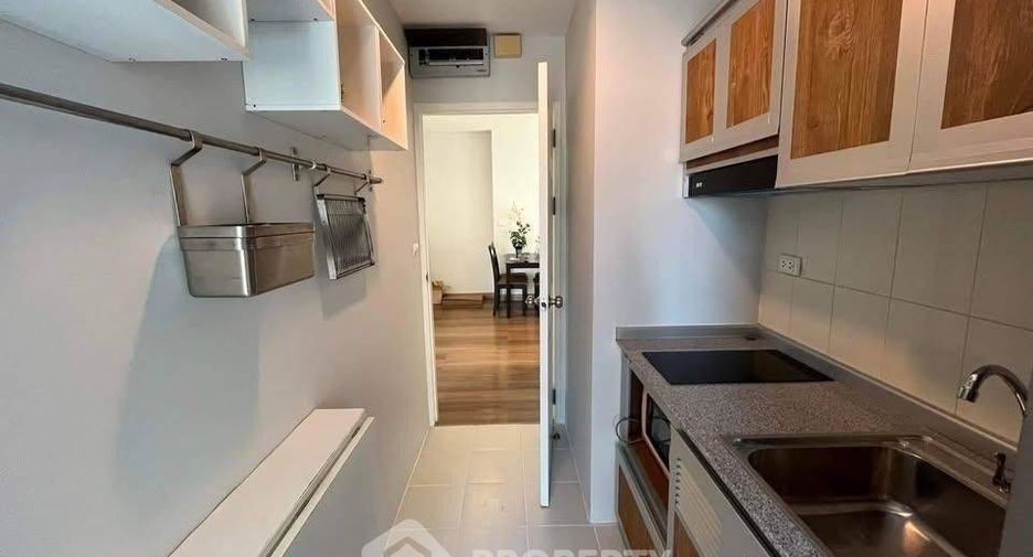 For rent 2 bedrooms condo in Huai Khwang, Bangkok