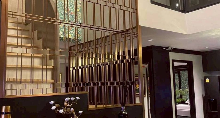 For rent 3 bedrooms condo in Pathum Wan, Bangkok