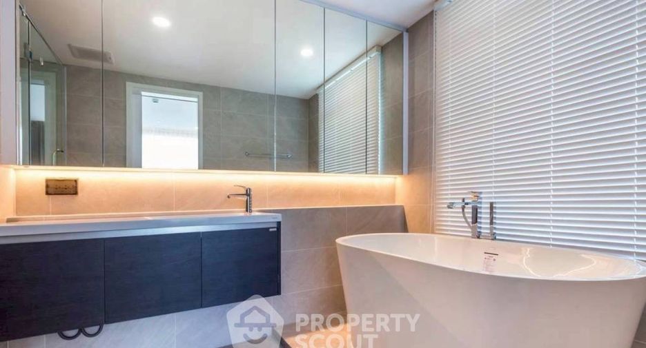 For rent 3 bedrooms condo in Khlong Toei, Bangkok