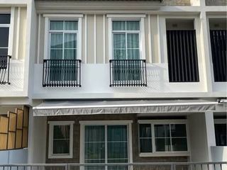 À louer 3 chambres maison de ville à Prawet, Bangkok