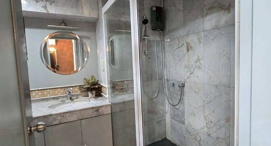 For rent 2 bedrooms condo in Pathum Wan, Bangkok