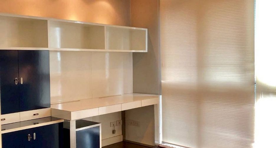 For rent 3 bedrooms condo in Khlong Toei, Bangkok