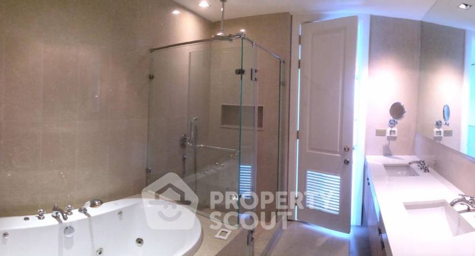 For rent 3 bedrooms condo in Pathum Wan, Bangkok