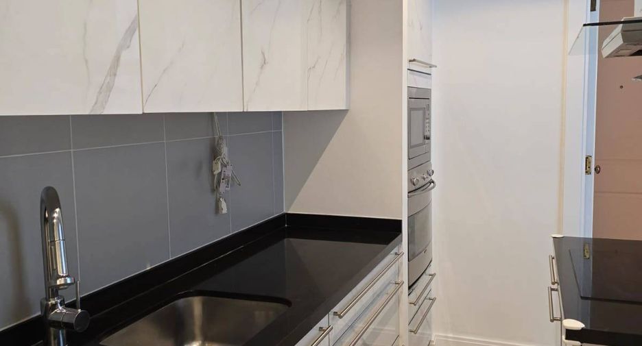 For rent 3 bedrooms condo in Pathum Wan, Bangkok