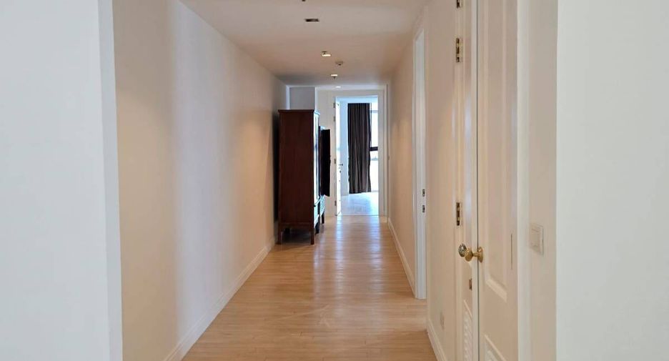 For rent 3 bedrooms condo in Pathum Wan, Bangkok