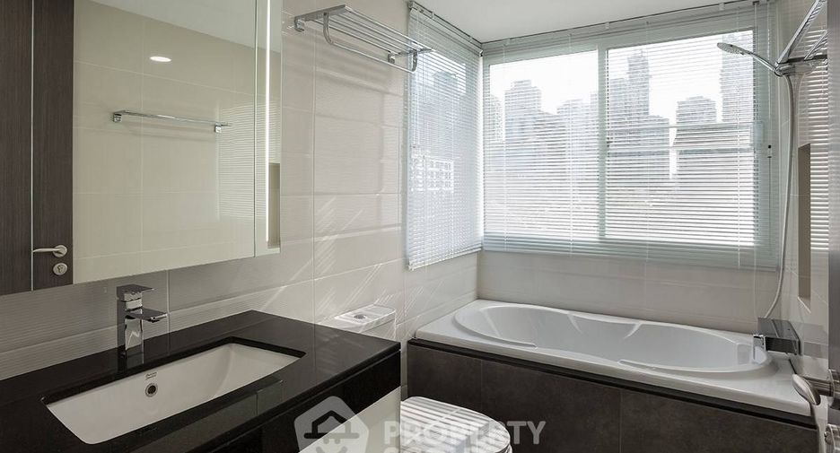 For rent 3 bedrooms apartment in Khlong Toei, Bangkok