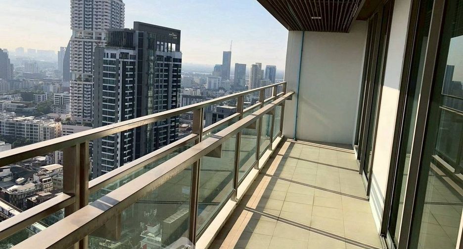For rent 3 bedrooms condo in Khlong Toei, Bangkok