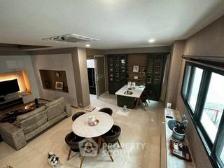 For rent 4 bedrooms townhouse in Yan Nawa, Bangkok