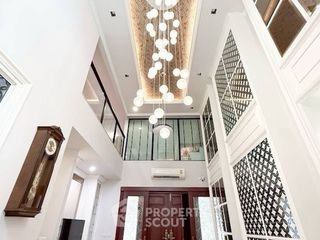 For rent 4 bedrooms townhouse in Yan Nawa, Bangkok