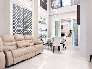 For rent 4 bedrooms townhouse in Yan Nawa, Bangkok