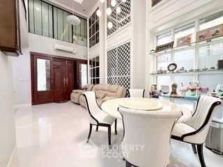For rent 4 bedrooms townhouse in Yan Nawa, Bangkok