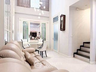 For rent 4 bedrooms townhouse in Yan Nawa, Bangkok