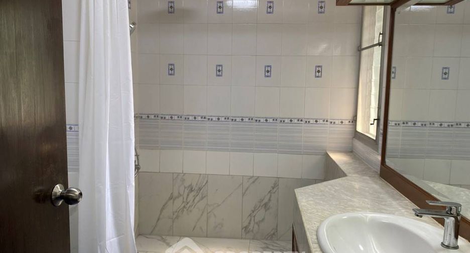 For rent 3 bedrooms apartment in Khlong Toei, Bangkok