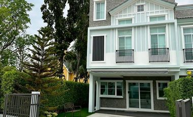 Casa adosada en alquiler de 3 habitaciones en Prawet, Bangkok