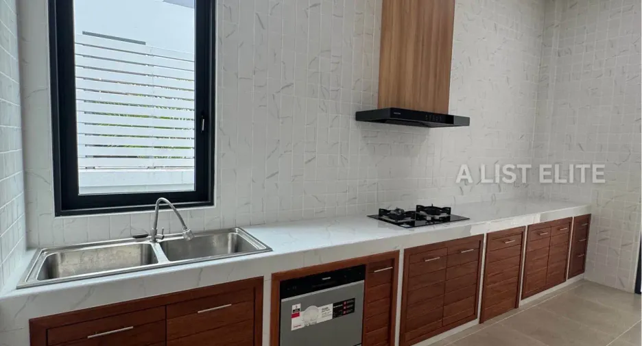 For rent 5 bedrooms house in East Pattaya, Pattaya