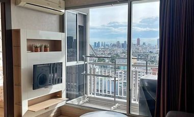 Condo en alquiler de 2 habitaciones en Huai Khwang, Bangkok