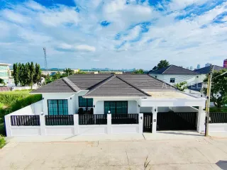 For sale 3 bedrooms condo in East Pattaya, Pattaya