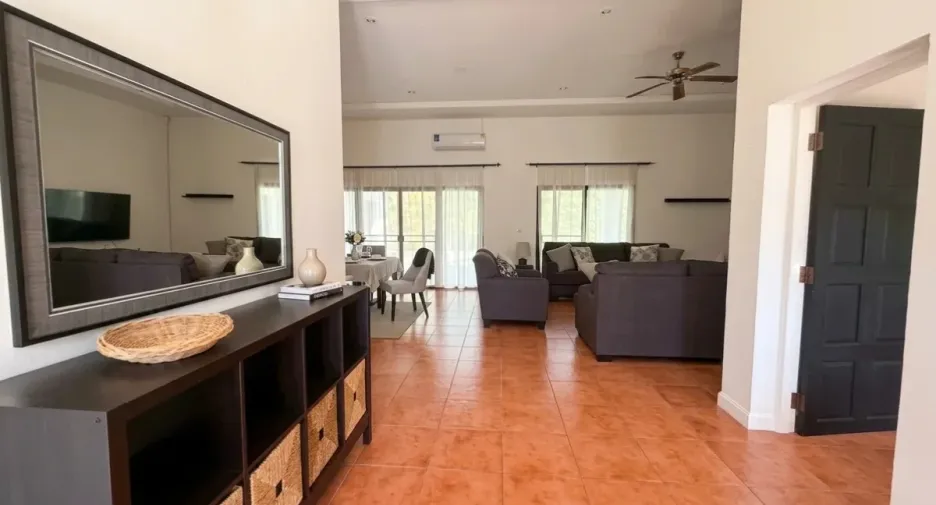 For sale 4 bedrooms house in East Pattaya, Pattaya