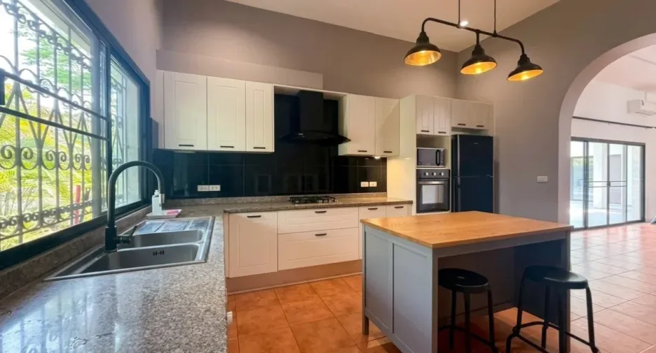 For sale 4 bedrooms house in East Pattaya, Pattaya