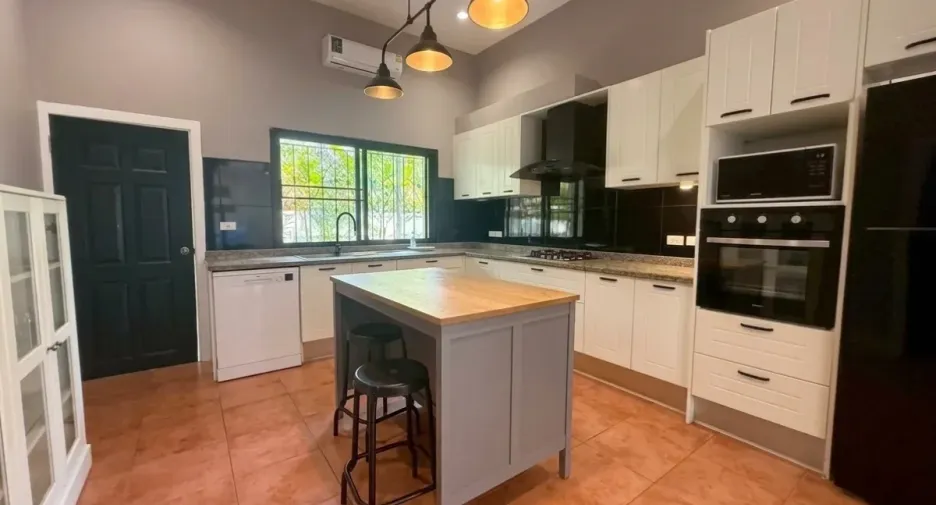 For sale 4 bedrooms house in East Pattaya, Pattaya