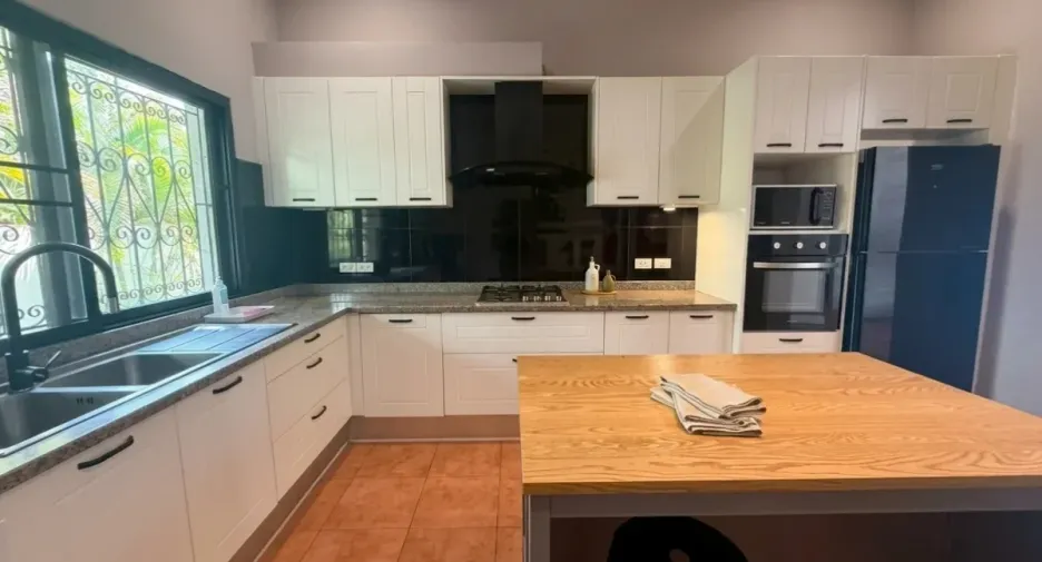 For sale 4 bedrooms house in East Pattaya, Pattaya