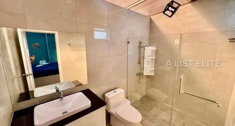 For sale 4 bedrooms house in East Pattaya, Pattaya
