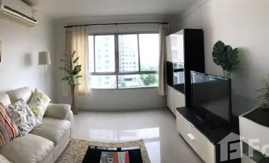 For rent 2 bedrooms condo in Huai Khwang, Bangkok