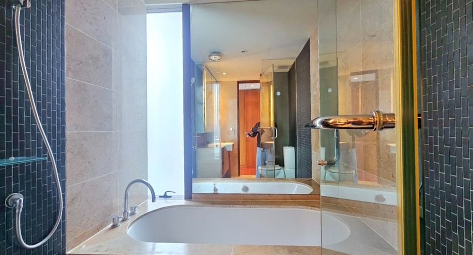 For rent 2 bedrooms condo in Pathum Wan, Bangkok