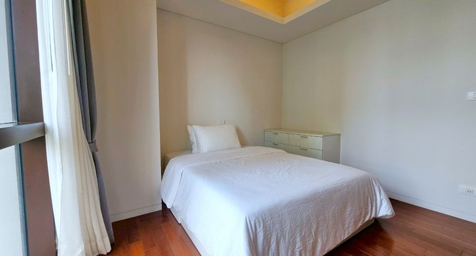 For rent 2 bedrooms condo in Pathum Wan, Bangkok