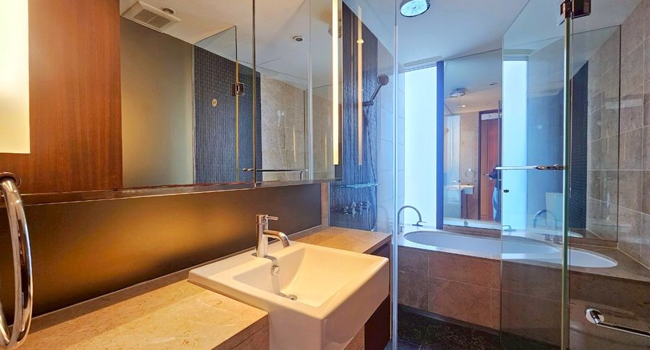 For rent 2 bedrooms condo in Pathum Wan, Bangkok