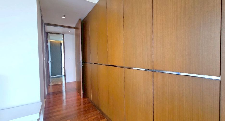 For rent 2 bedrooms condo in Pathum Wan, Bangkok