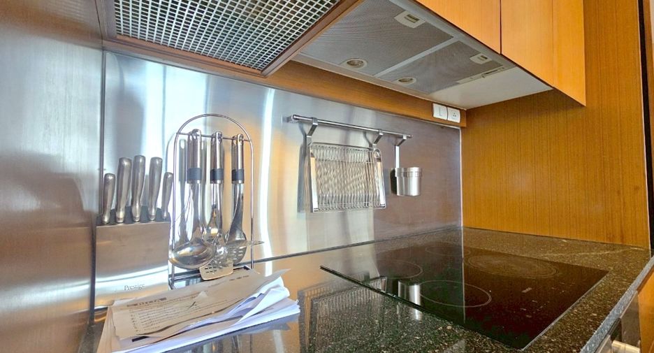 For rent 2 bedrooms condo in Pathum Wan, Bangkok