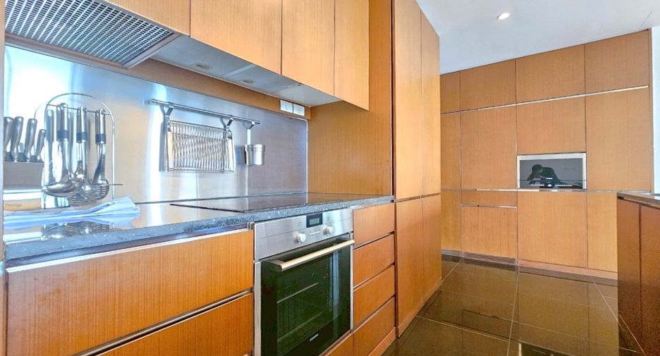 For rent 2 bedrooms condo in Pathum Wan, Bangkok