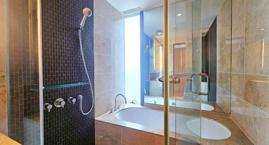 For rent 2 bedrooms condo in Pathum Wan, Bangkok