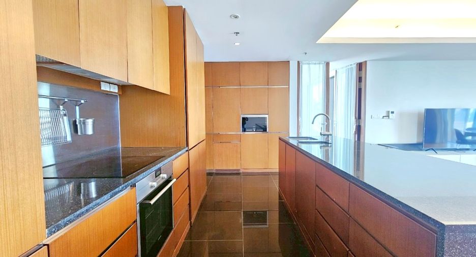 For rent 2 bedrooms condo in Pathum Wan, Bangkok