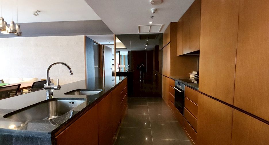 For rent 2 bedrooms condo in Pathum Wan, Bangkok