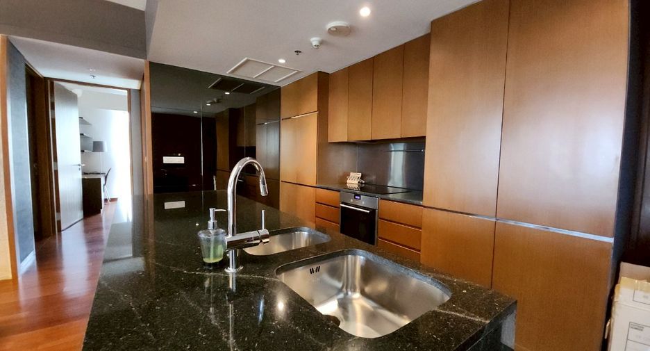 For rent 2 bedrooms condo in Pathum Wan, Bangkok