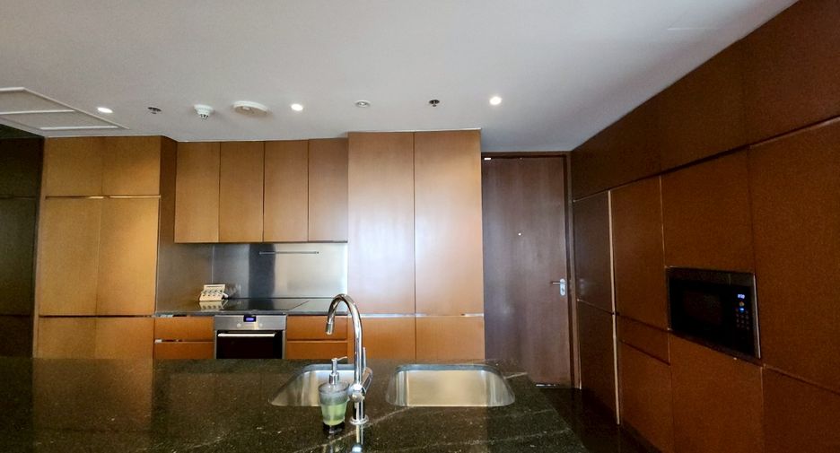 For rent 2 bedrooms condo in Pathum Wan, Bangkok