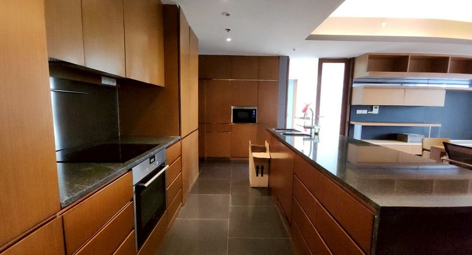 For rent 2 bedrooms condo in Pathum Wan, Bangkok