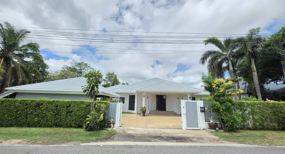 For sale 4 bedrooms villa in East Pattaya, Pattaya