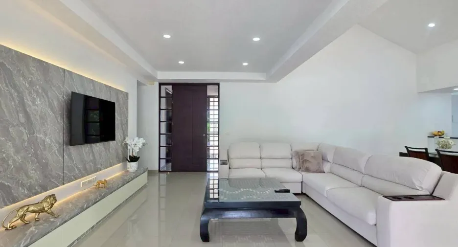 For sale 4 bedrooms villa in East Pattaya, Pattaya