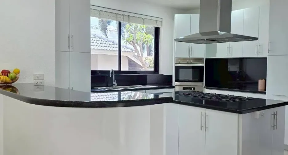 For sale 4 bedrooms villa in East Pattaya, Pattaya