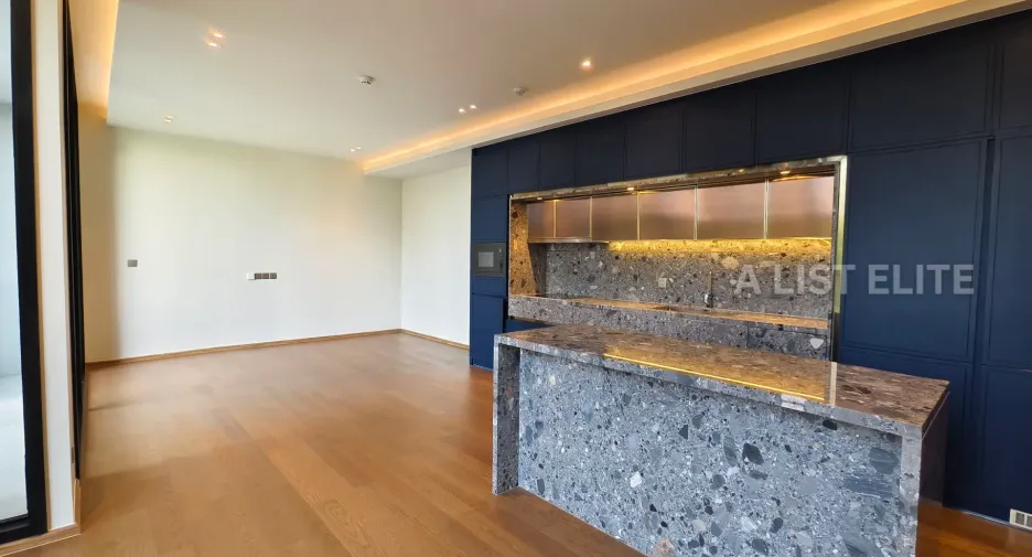 For sale 3 bedrooms condo in Khlong Toei, Bangkok