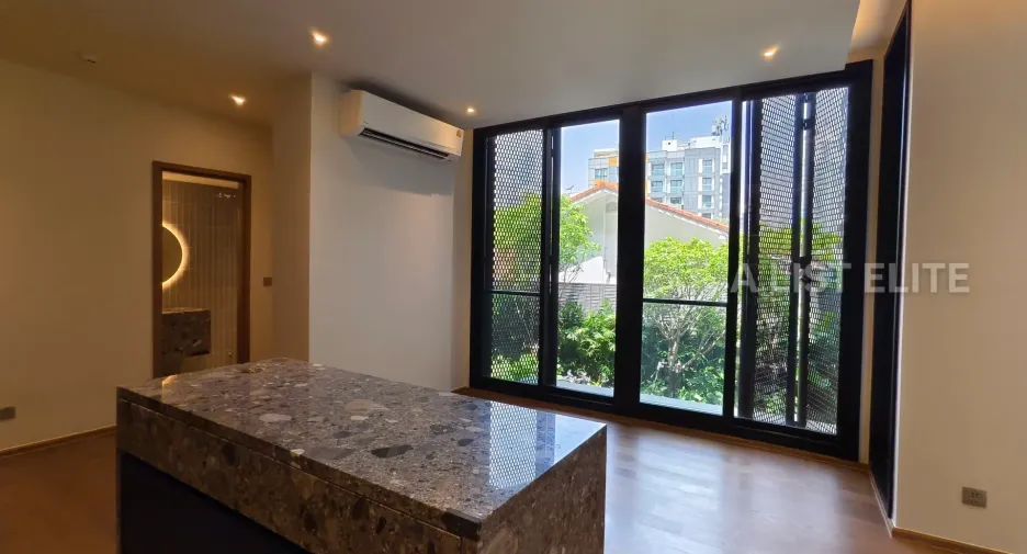 For sale 3 bedrooms condo in Khlong Toei, Bangkok