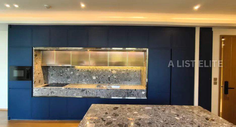 For sale 3 bedrooms condo in Khlong Toei, Bangkok