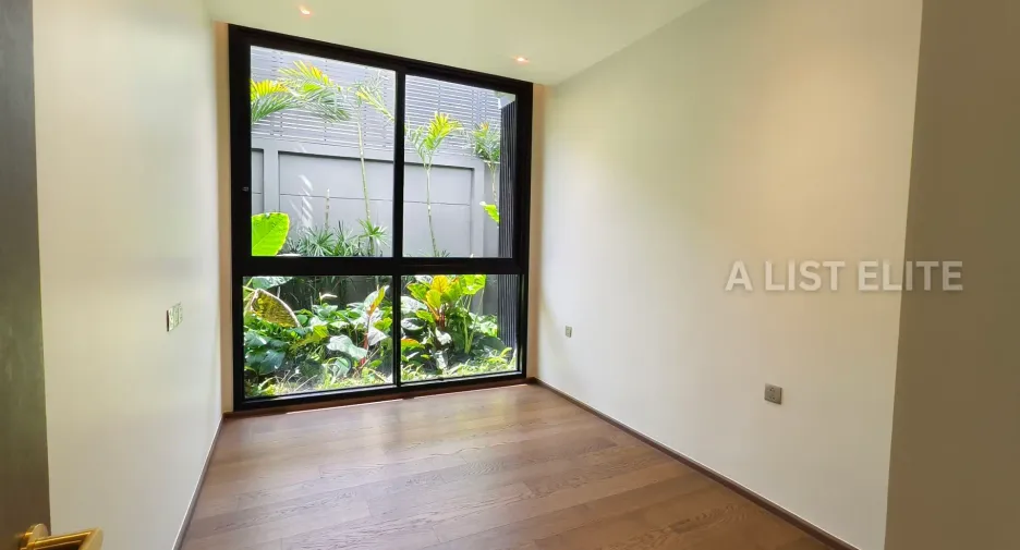 For sale 3 bedrooms condo in Khlong Toei, Bangkok