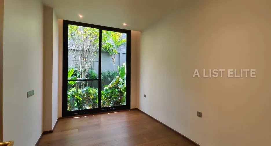 For sale 3 bedrooms condo in Khlong Toei, Bangkok