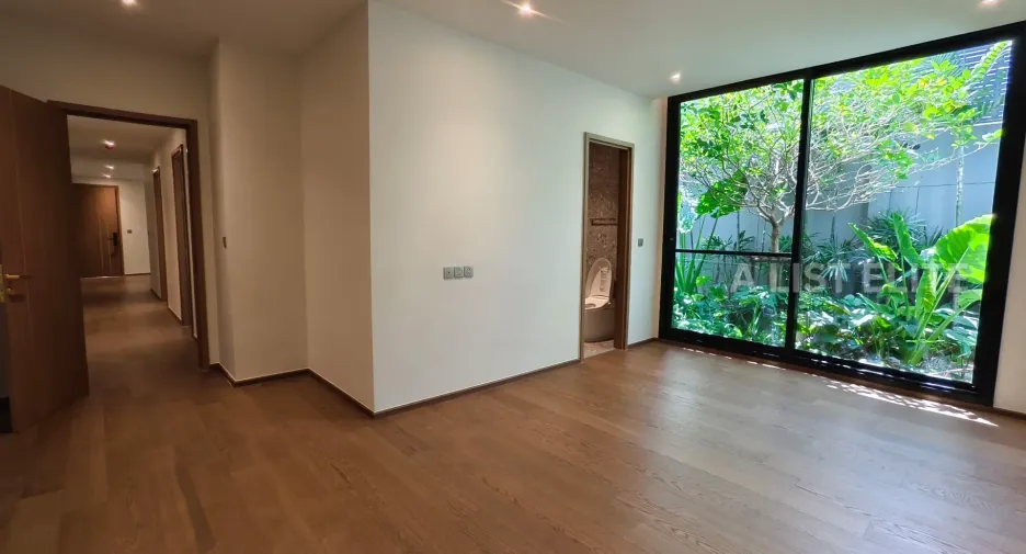 For sale 3 bedrooms condo in Khlong Toei, Bangkok