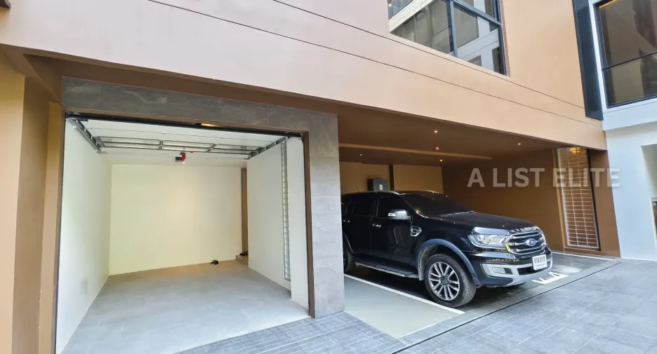 For sale 3 bedrooms condo in Khlong Toei, Bangkok
